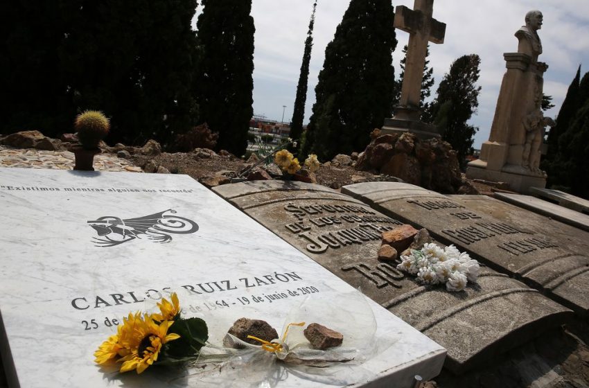  Les restes de Carlos Ruiz Zafón descansen a Montjuïc